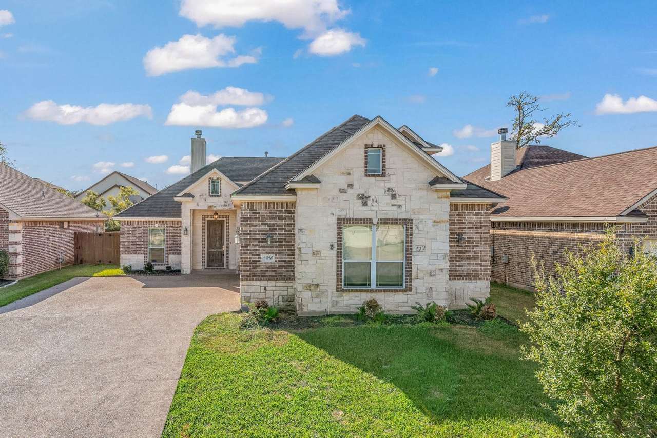 Available for September Move In! Spacious 3 Bed, 2.5 Bath in Castle Rock!