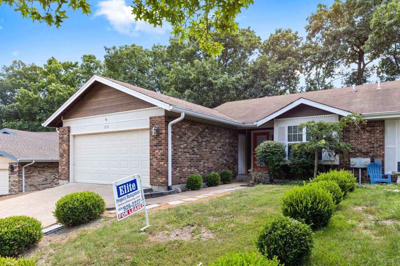 Ellisville Area / West County/ 2 BR ranch style duplex/villa w/ garage and basement.