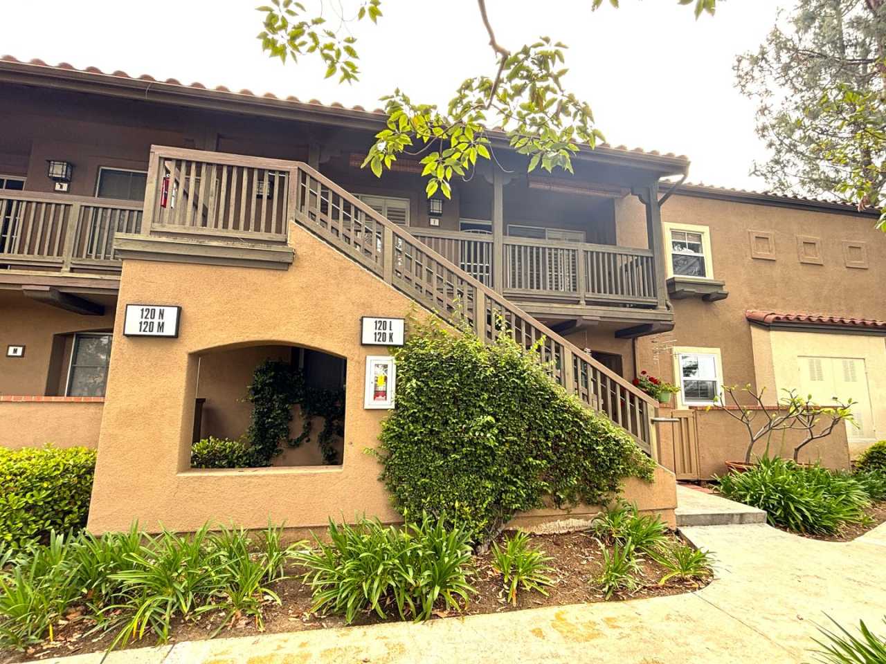 Stylish Upstairs Condo Next to Peter's Canyon