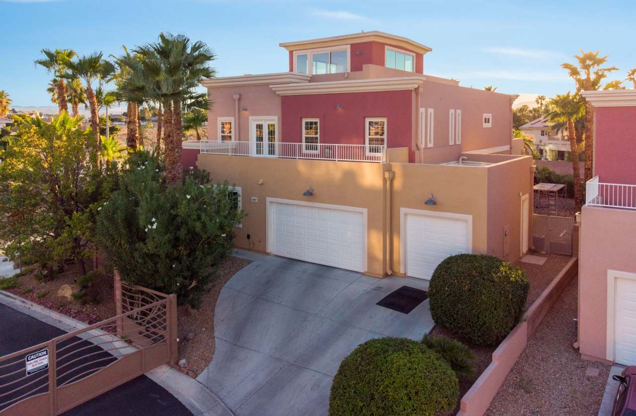 FULLY FURNISHED INDUSTRIAL LOFT SYTLE HOME