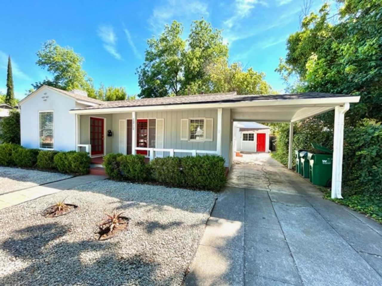 **RESERVE FOR SUMMER 2026** Charming home with 5 bedrooms close to Chico State