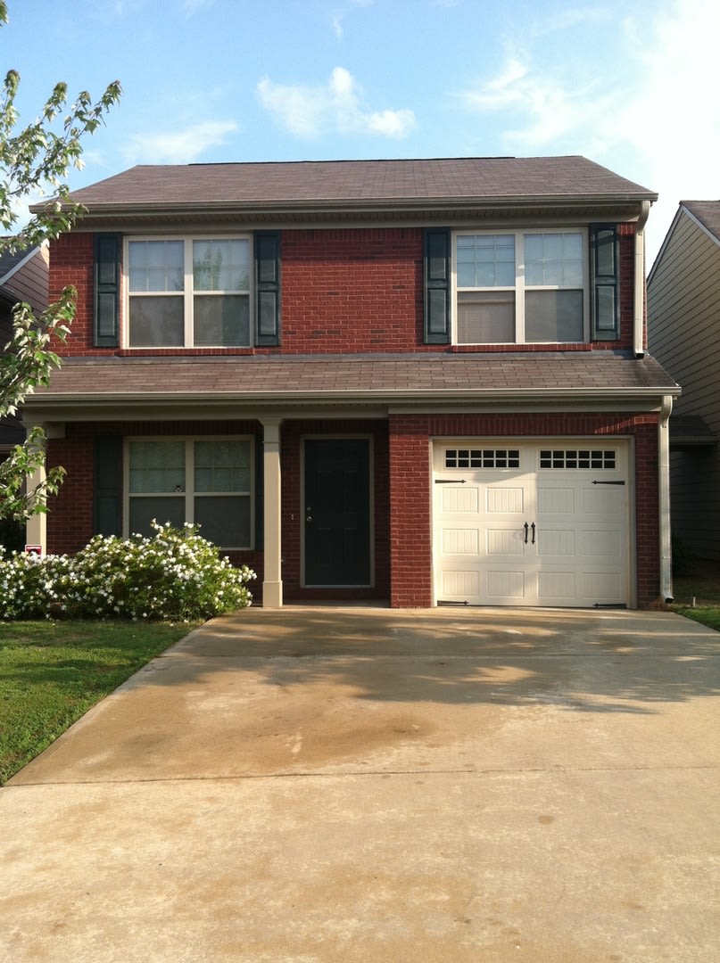 306 Lauren Dr: 2-story, 3BD, 2.5BA home with 1-car, attached garage. Conveniently located only minutes to I-85 access. Available DEC 2025!