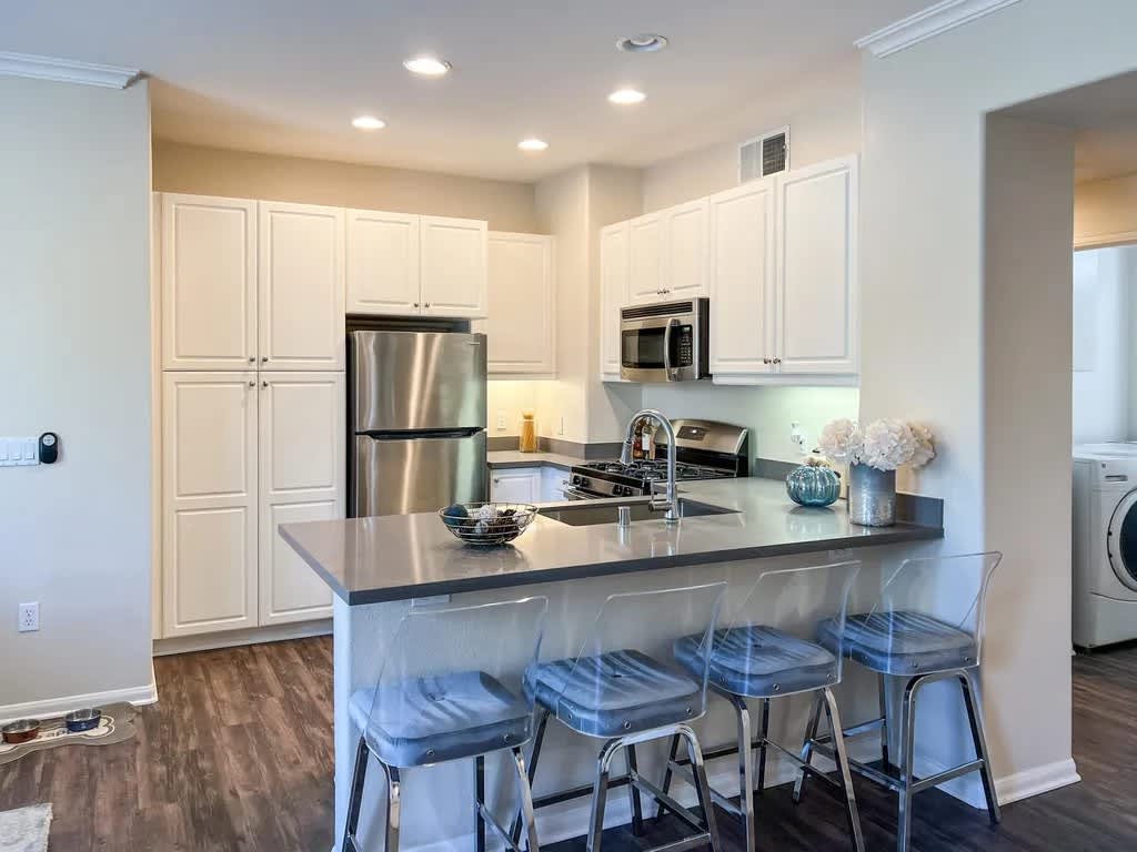 5475 Vineland Rd Apt 8307