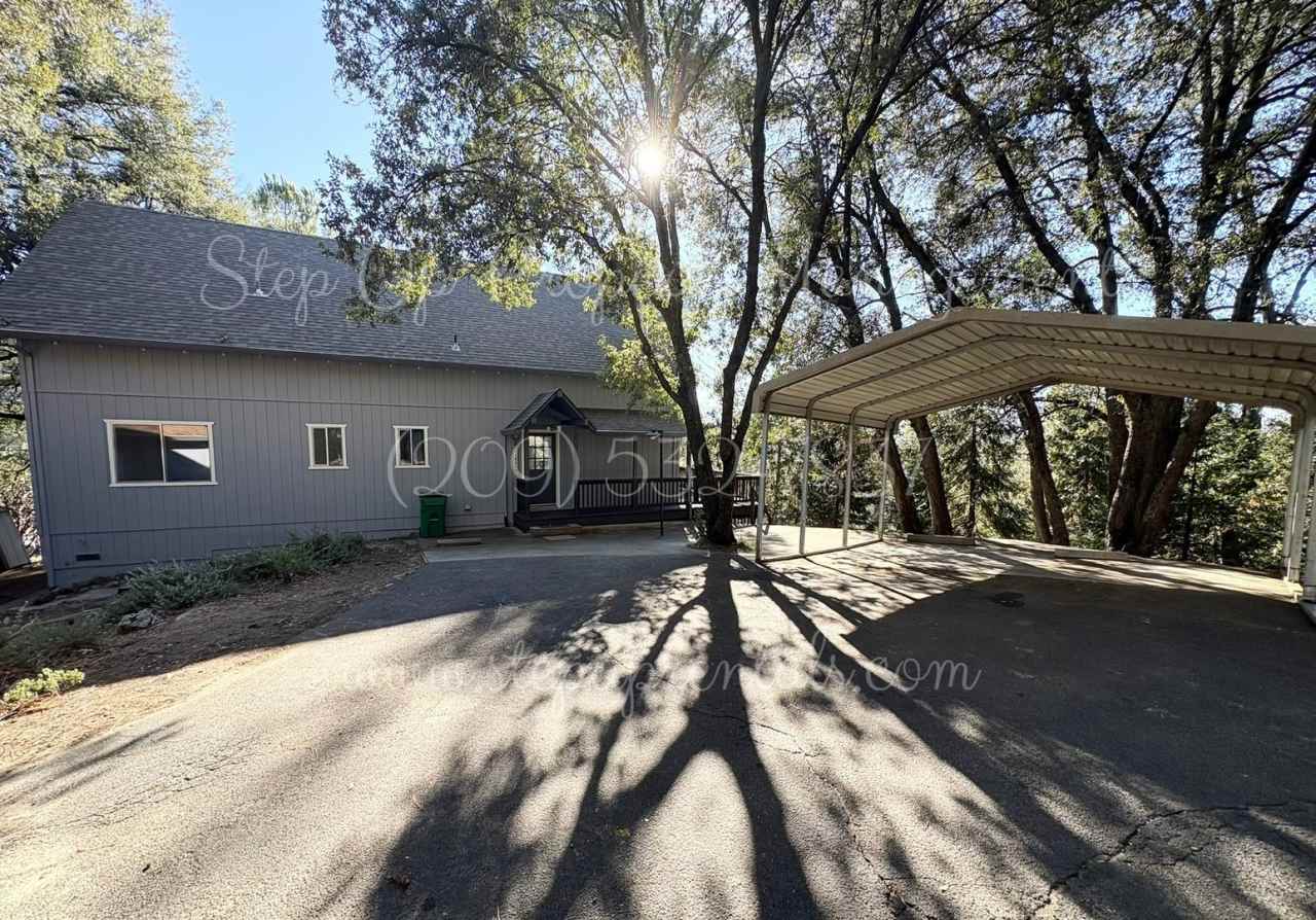 Spacious 3-Bedroom, 2-Bath Home with Garage and Private Deck in Sonora