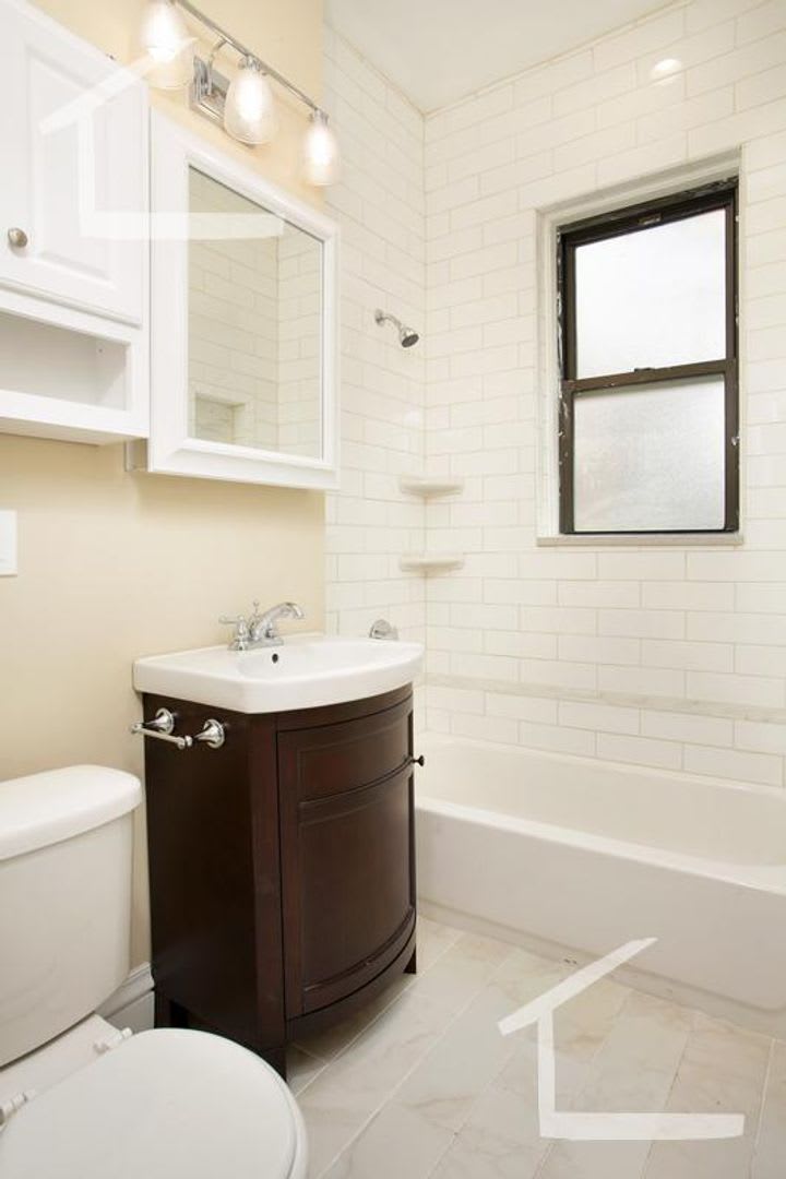 Nice 1 bed split in Fenway