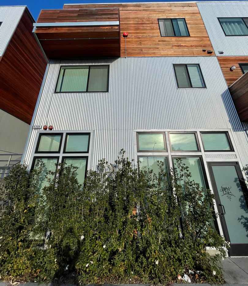 SPACIOUS STUDIO IN OAKLAND!