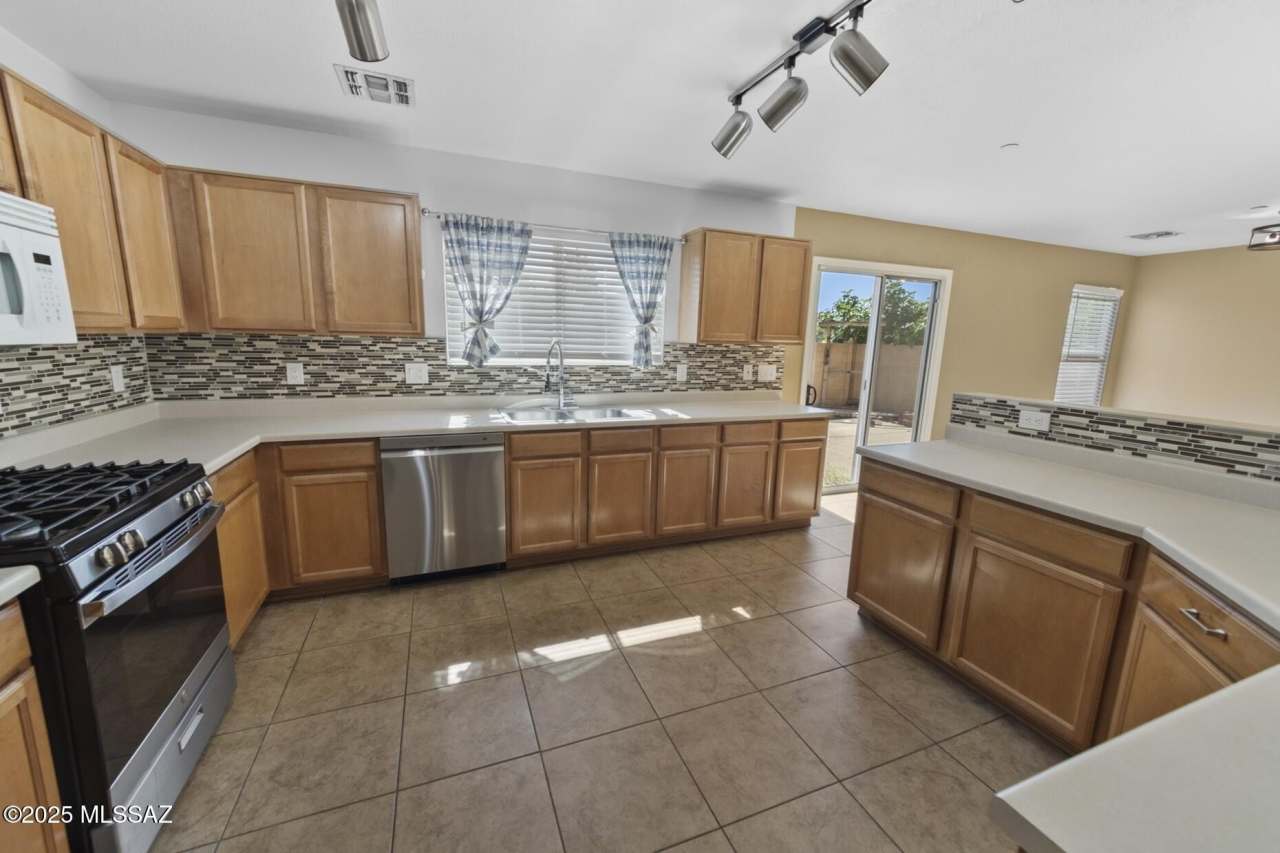 8424 N Placita De Los Laureles