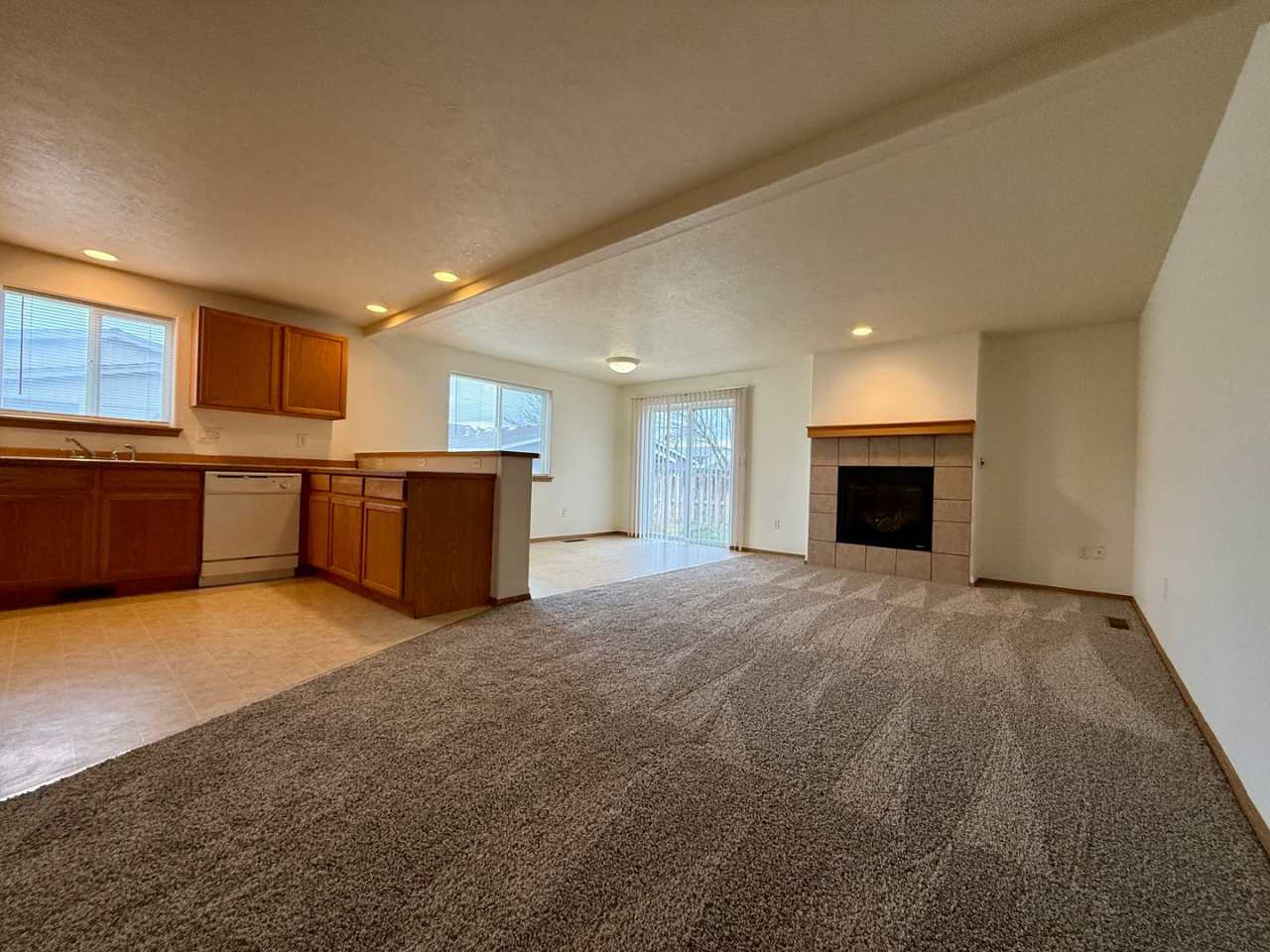 COME TAKE A LOOK AT THIS SPACIOUS TOWNHOME IN REDMOND! 