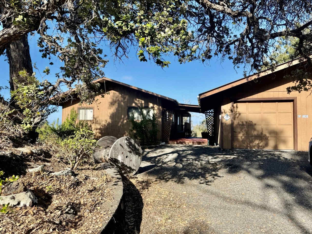 Experience comfort in this charming 3 bed, 2 bath rental home with a wood-burning stove, sunken jacuzzi bathtub, and screened back lanai. Your peaceful retreat awaits!