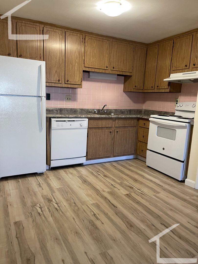 Large 2 bedroom unit on a side street in Arlington!