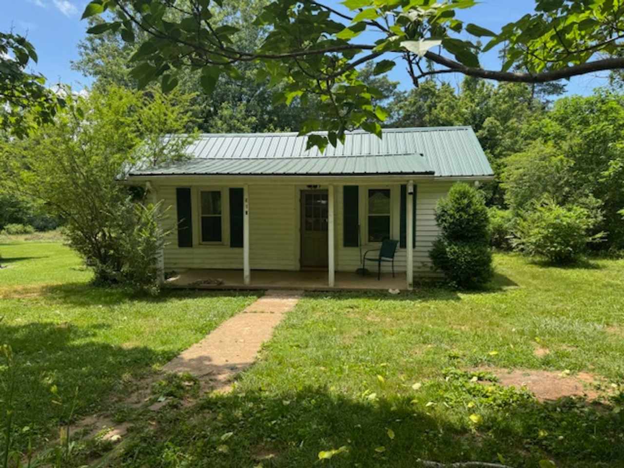 2 Bedroom Bungalow w/ Large Yard