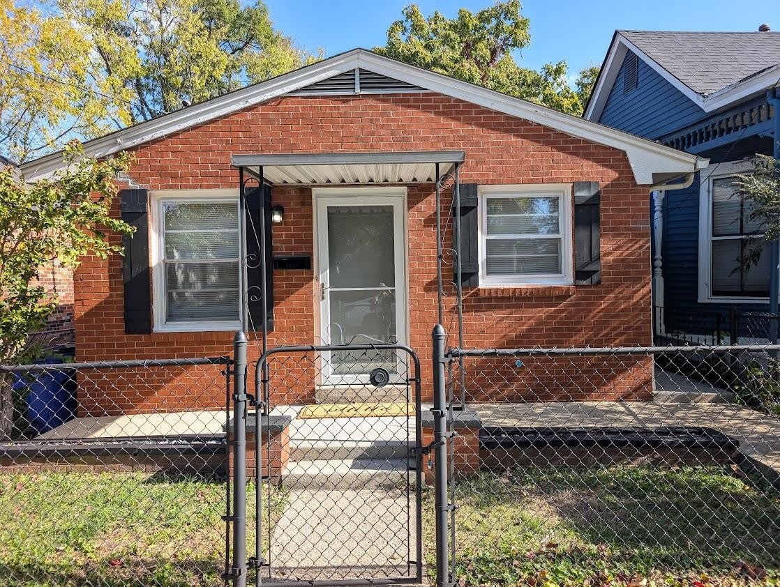 121 W Fifth Street unit: Front