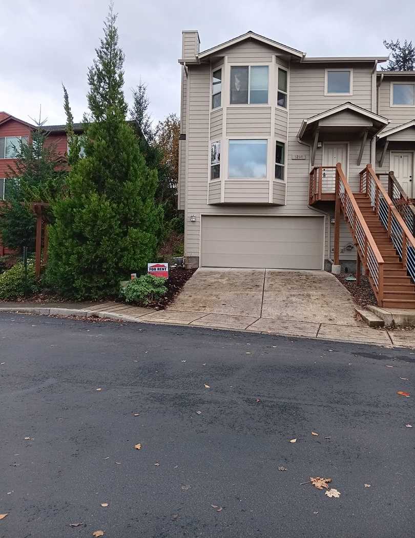 Beautiful Townhouse in West Salem is Ready For You!