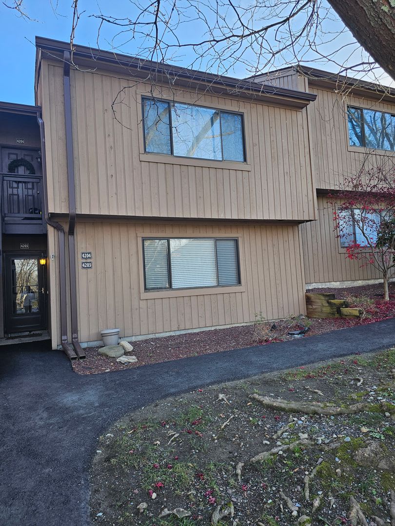 FOX HILL!!! Beautiful Two Bedroom Condo available now for immediate move in!!!