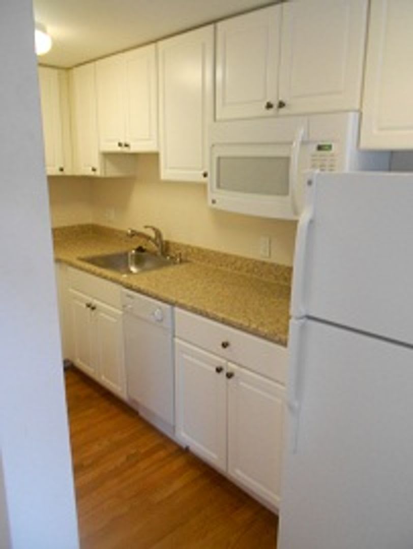 2Br/1Bth apartment available NOW! Great Location!