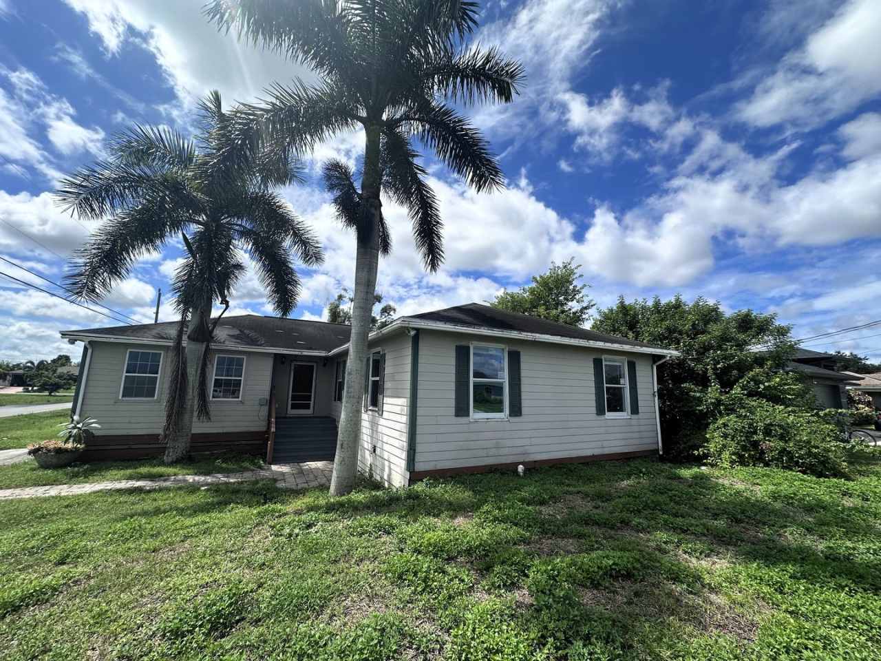 Spacious 4-Bedroom + Den Home with Modern Kitchen  Large Yard – Lehigh Acres