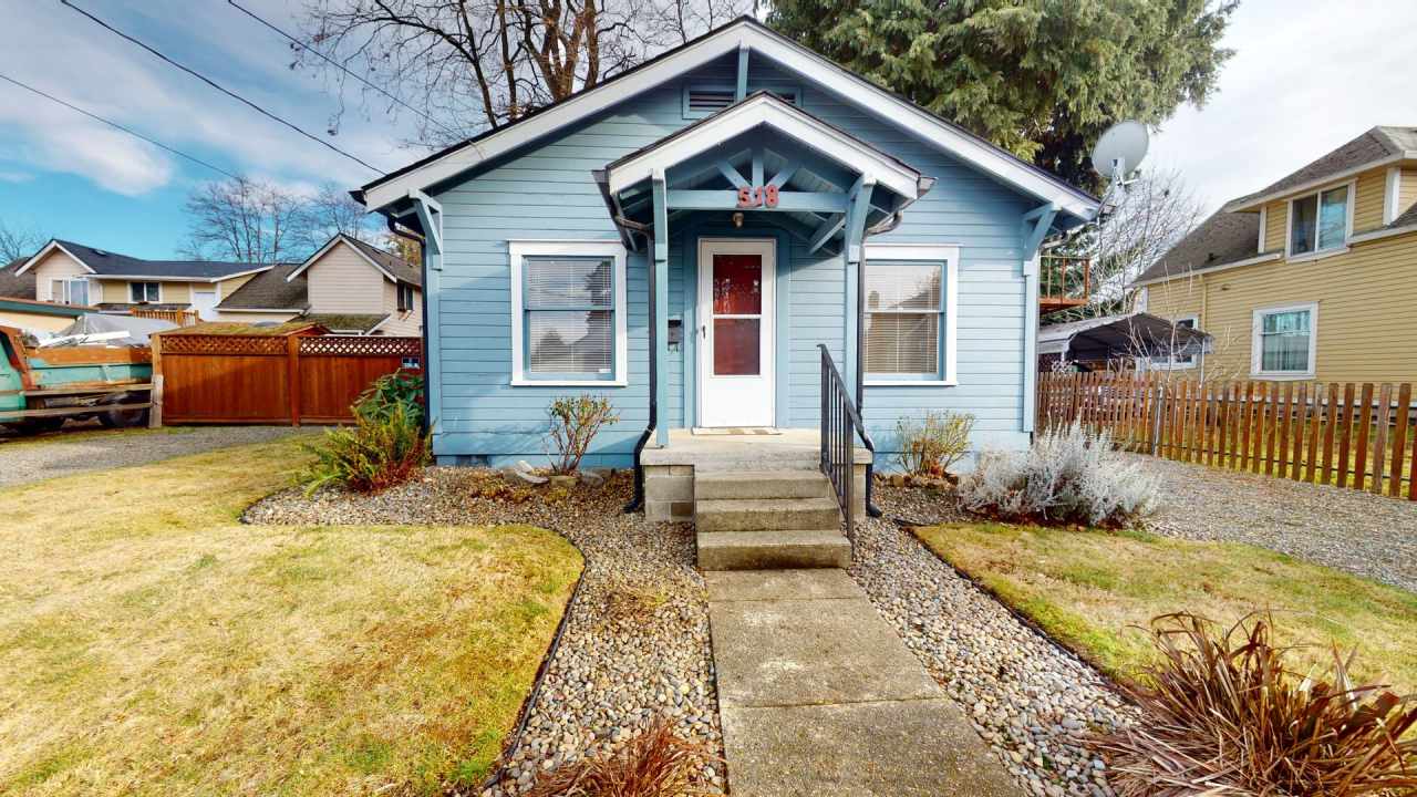 Application pending-Charming Two Bedroom In the Heart of Downtown Kent !