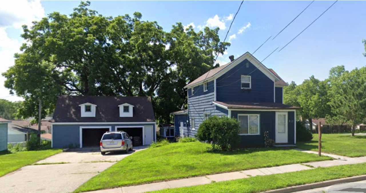 Spacious 4-Bed Home with 2-Car Garage  Backyard in the Heart of Onalaska!