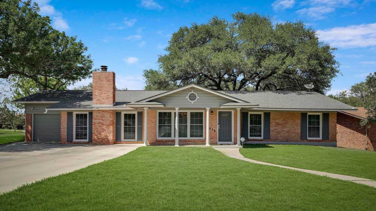 BEAUTIFUL SINGLE STORY HOME IN ALAMO HEIGHTS WITH POOL