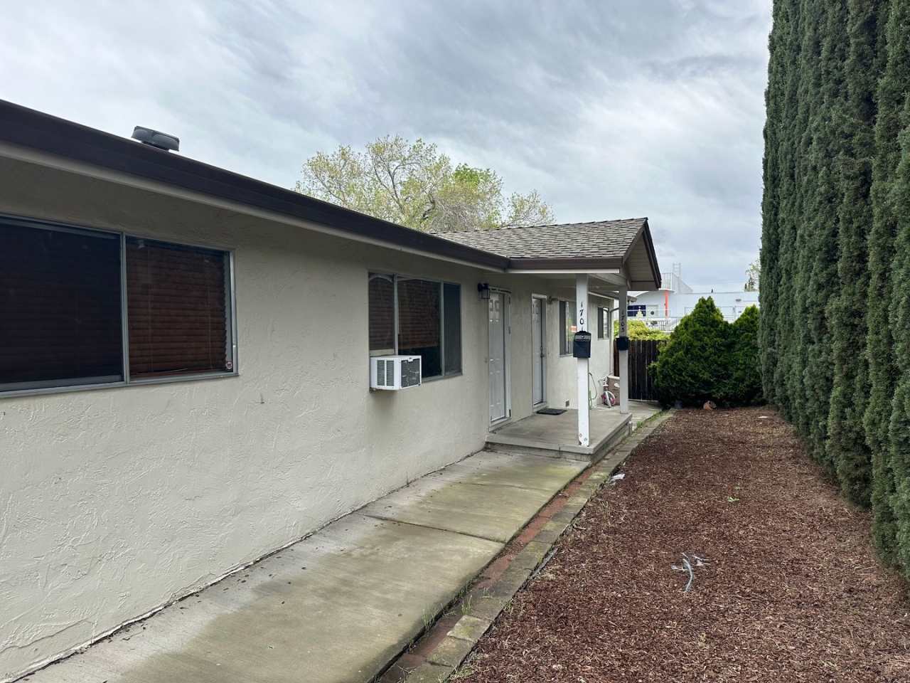 SINGLE-STORY RENTAL OPPORTUNITY! AMPLE SQUARE FOOTAGE. 2 BEDROOM/1 BATHROOM! LARGE COUNTRY KITCHEN!