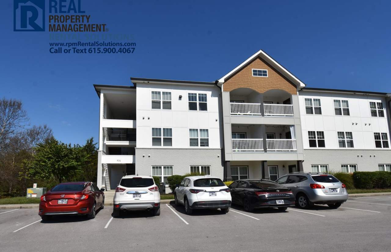 3rd floor beautiful and modern condo! Washer/dryer included!