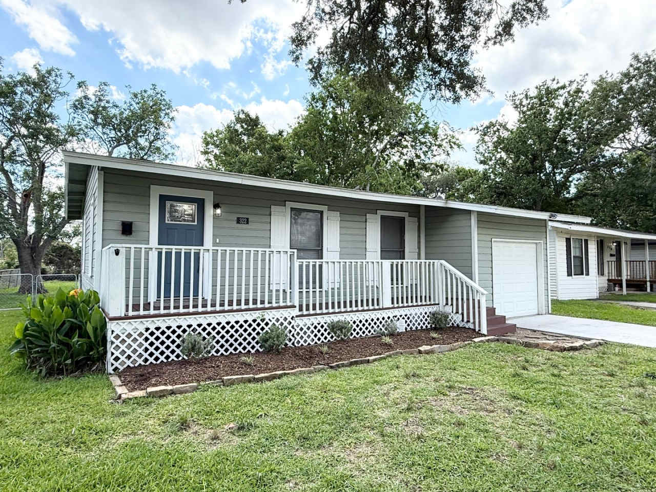 Stunning 2/1/1 Home in Lake Jackson near Downtown,