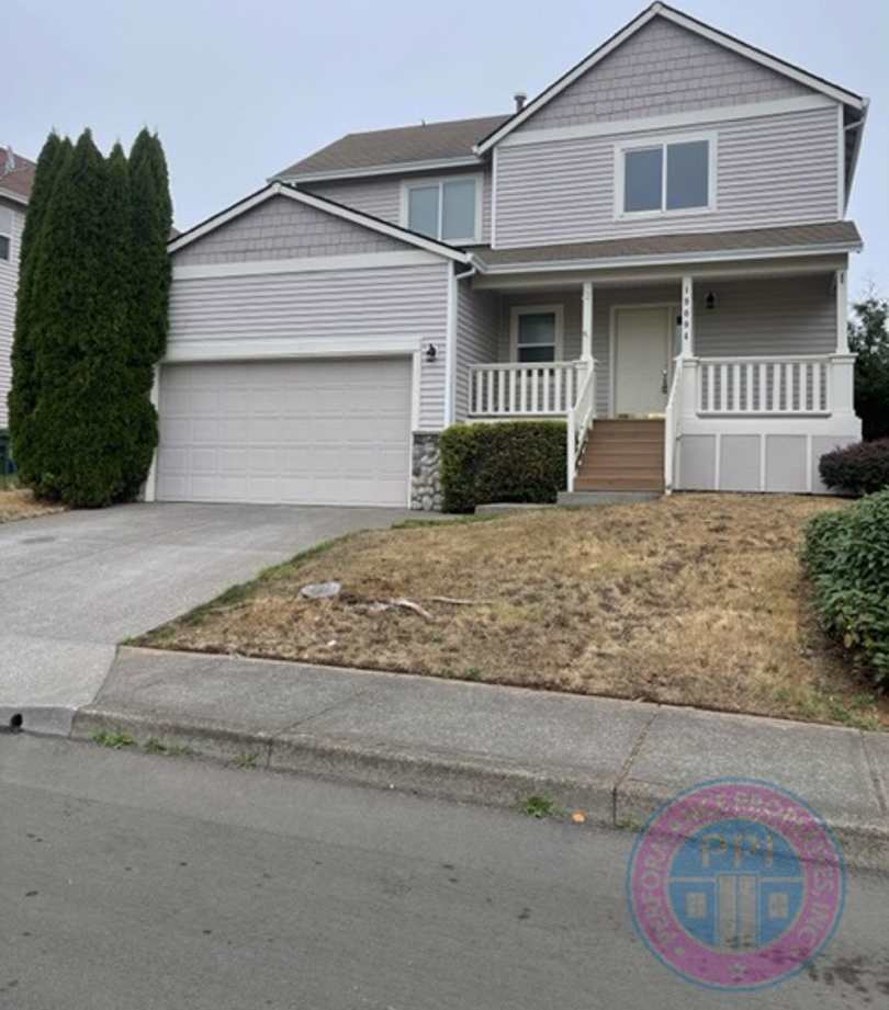 Two Level Cascadia Village Home with Fenced Backyard A Pet Is Wecome!