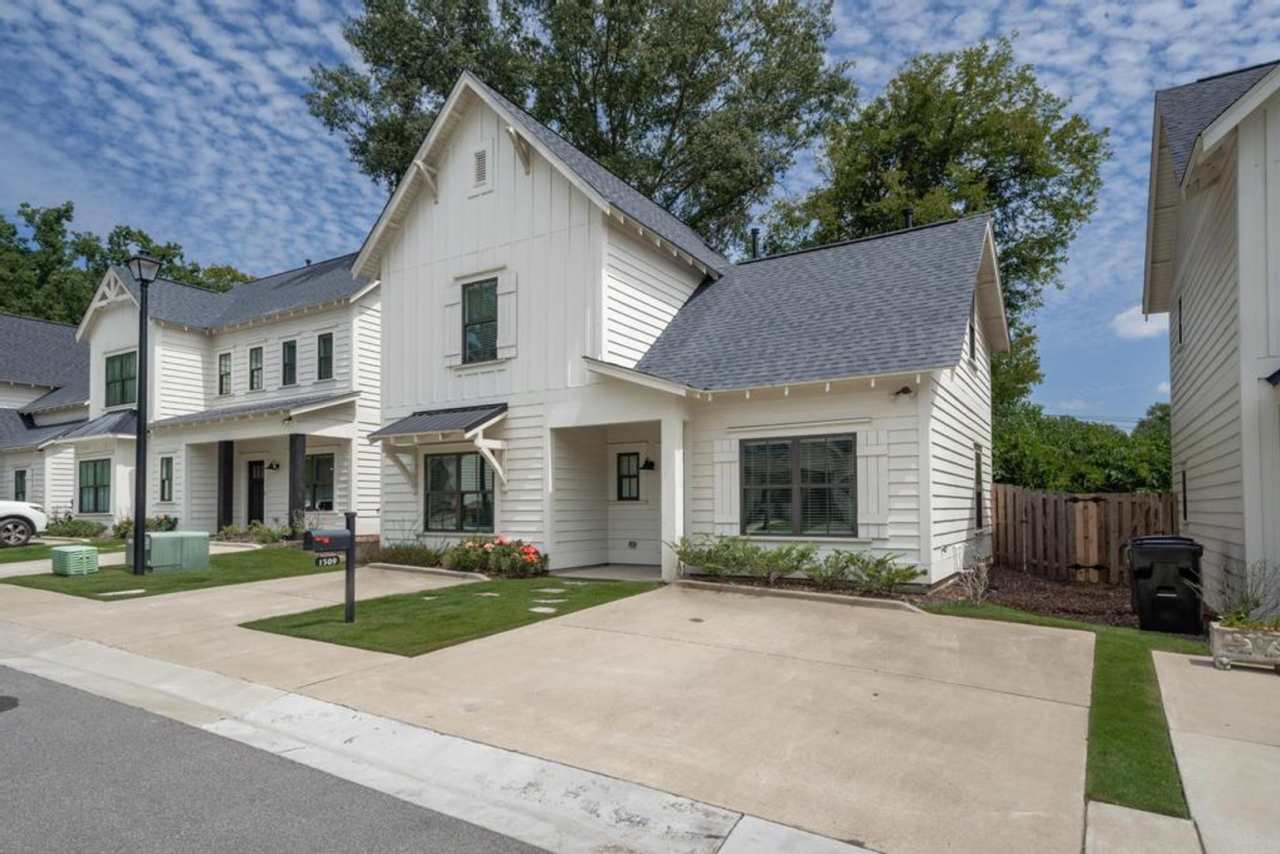 2 Bedroom Home in Premier Location