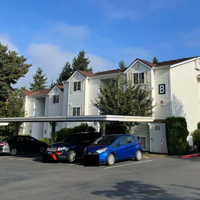 Exceptional, Top-Floor, Corner Renton Condo in Highly Sought-After Location!!!