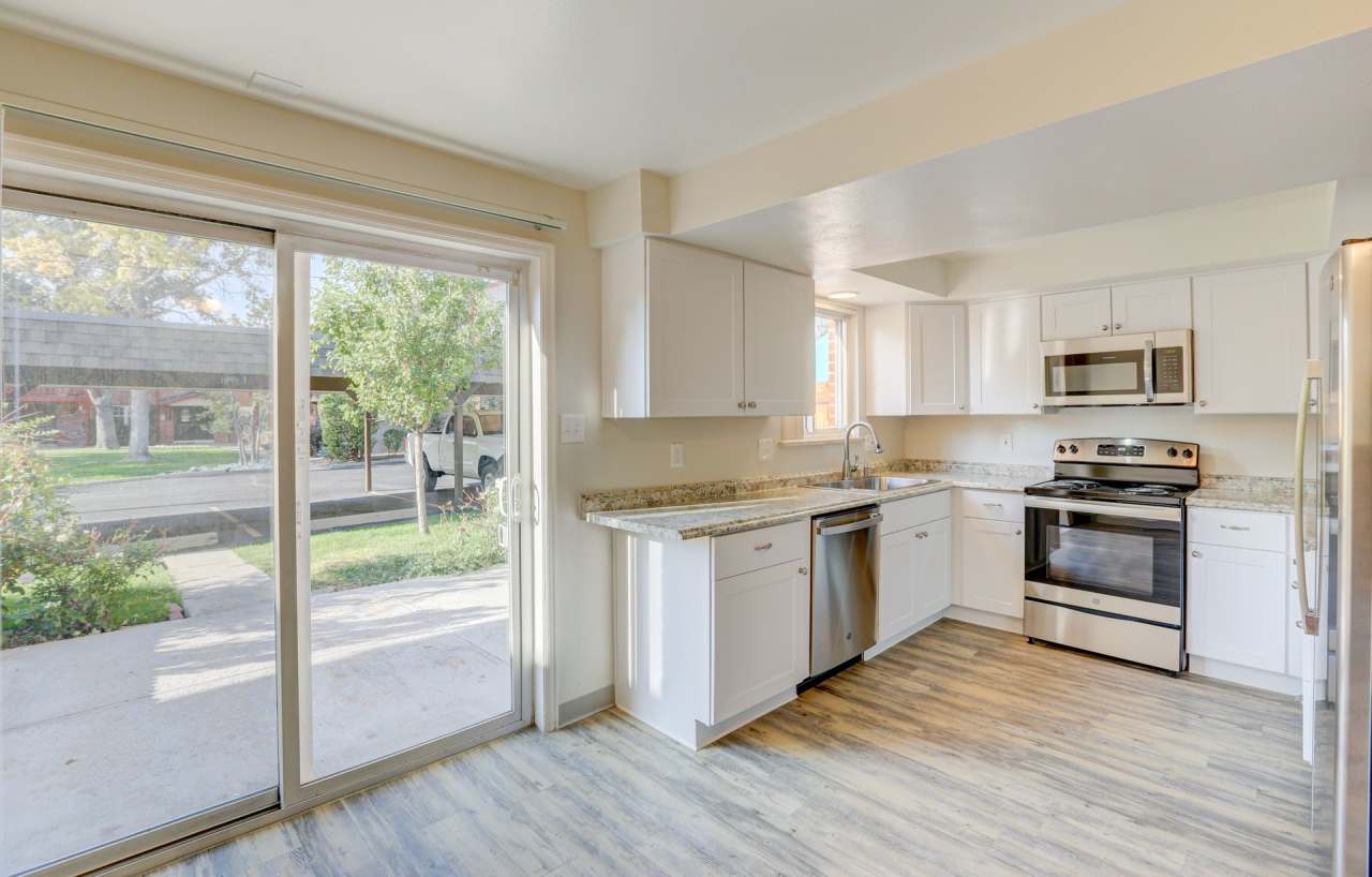 Applewood Crest Townhomes  Apartments