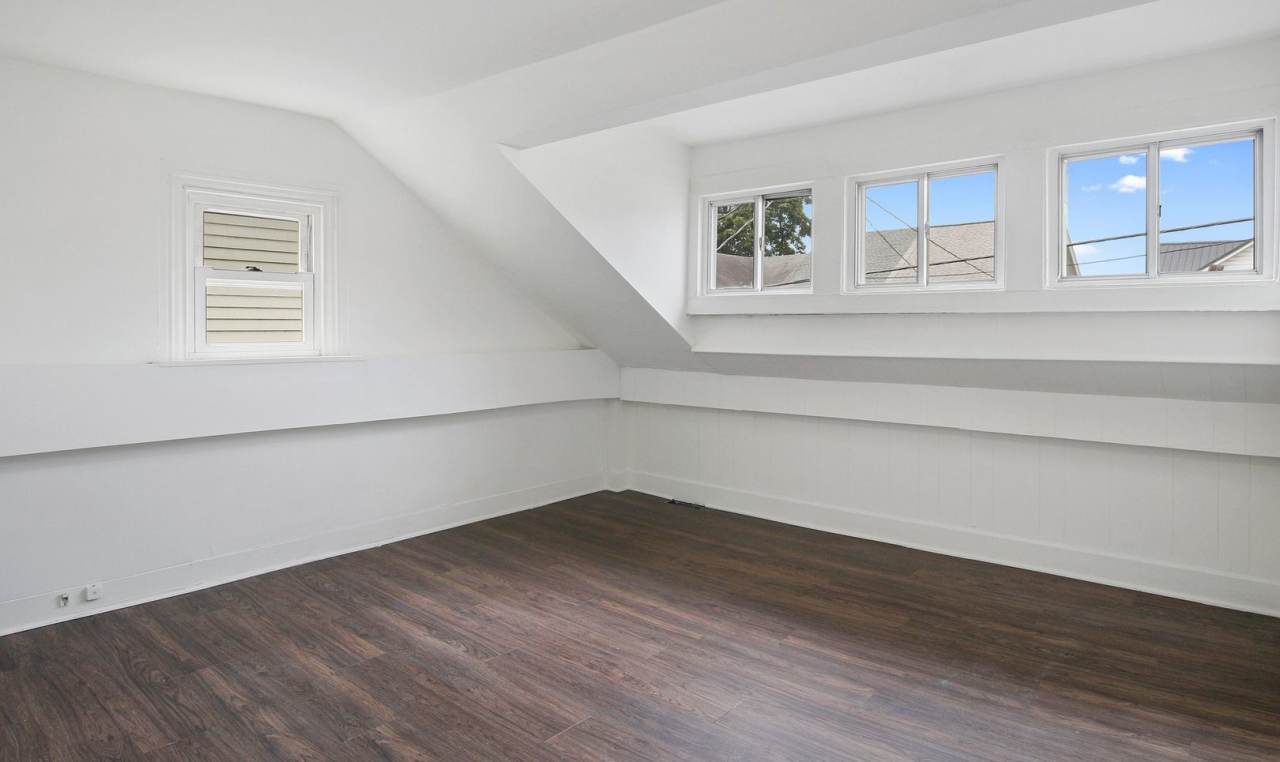 Bright and Cozy 2 Bedroom, 1 Bath Home in Middletown!