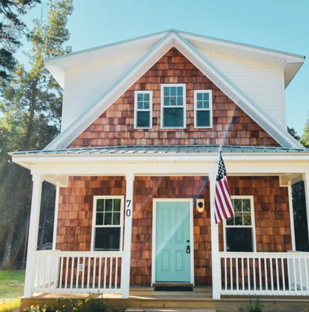 CASTLEY HAYNE - Charming Craftsman style bungalow!