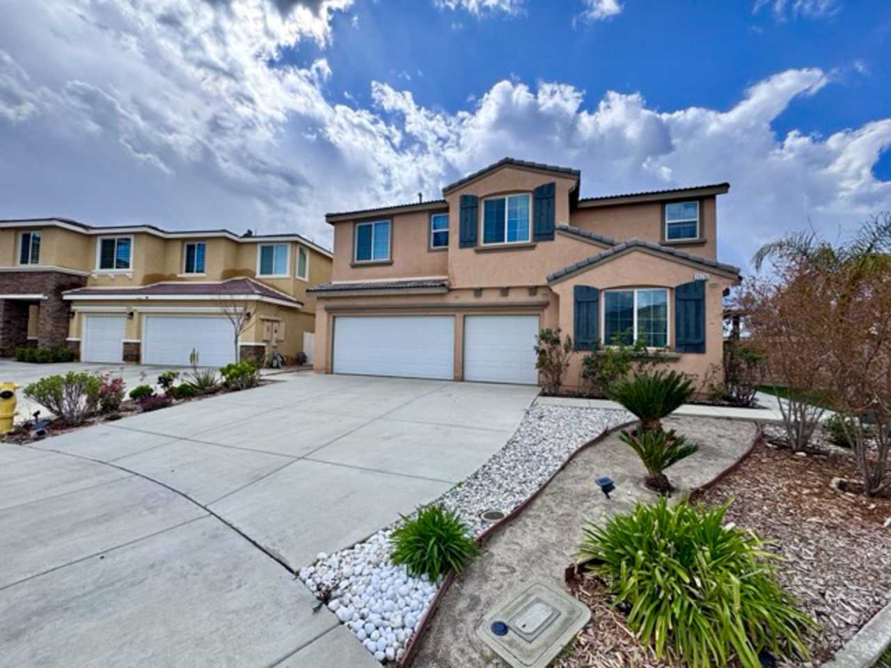 EXPANSIVE 6 bedroom home for LEASE in Menifee!