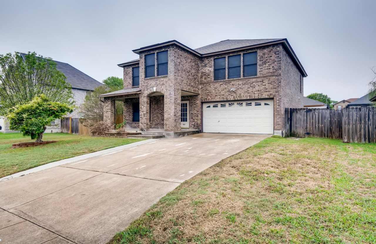 4 bedroom located 6 miles from Randolph Air Force Base