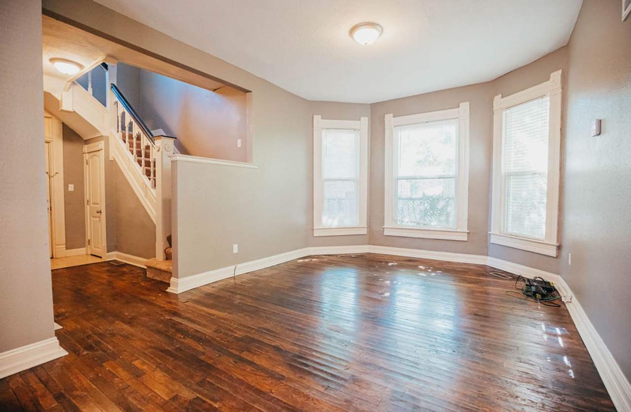 Stunning 5 bed 2 bath House ** Beautiful Upscale Living!!