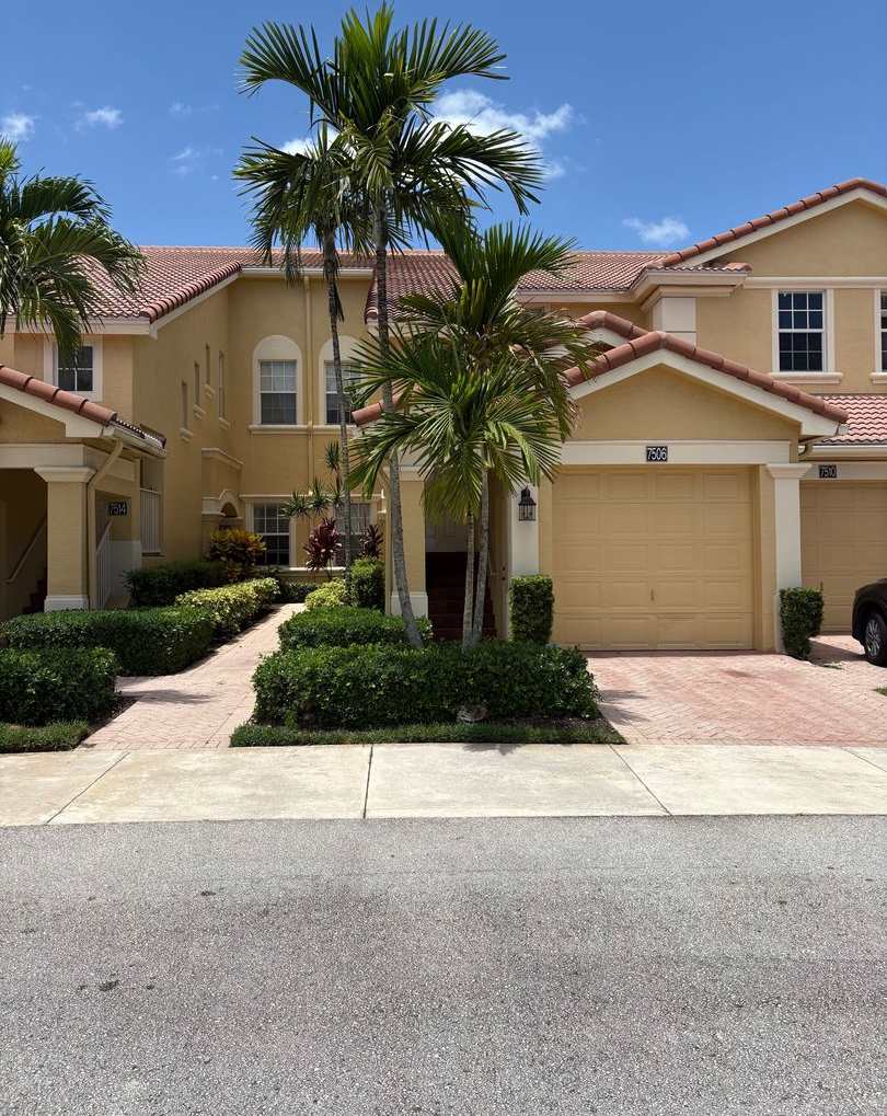 3/2/1 Townhome in River Glen!