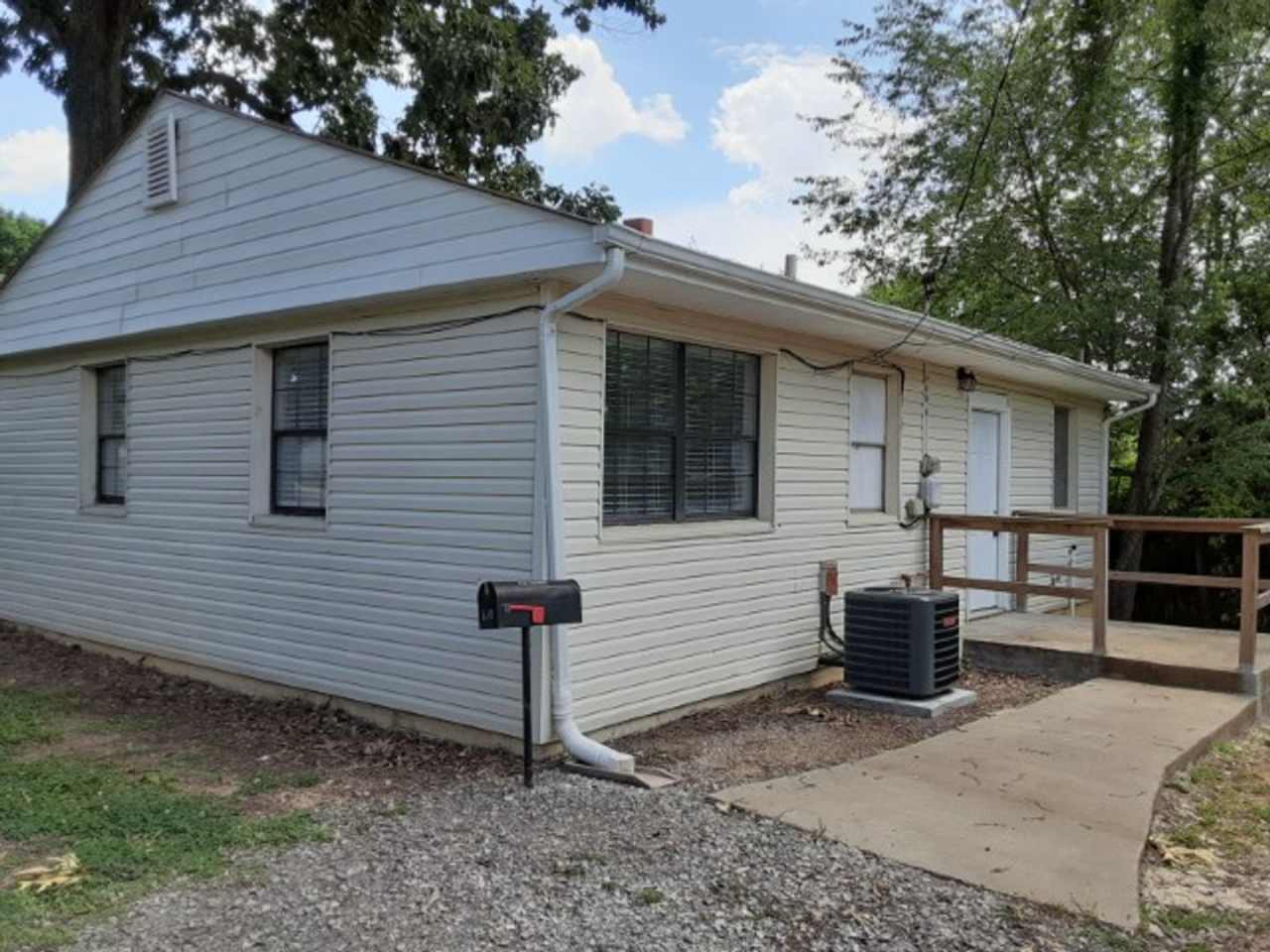 Cute 2bd/1 bath house located in Oak Ridge