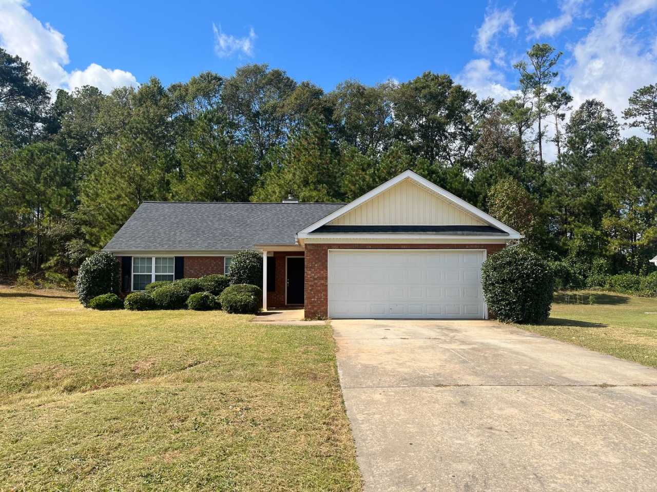 Renovated 3BR 2BA Home w/ 2-Car Garage • Open-View Kitchen • Garden Tub in Griffin