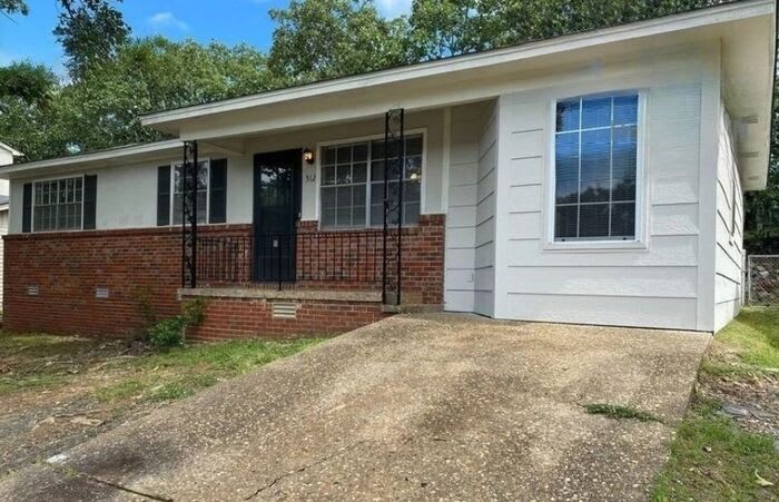 512 Lindenhurst Drive