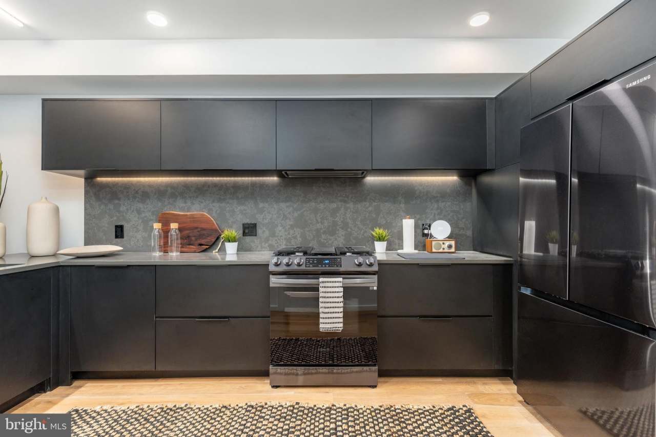 2043 FITZWATER STREET