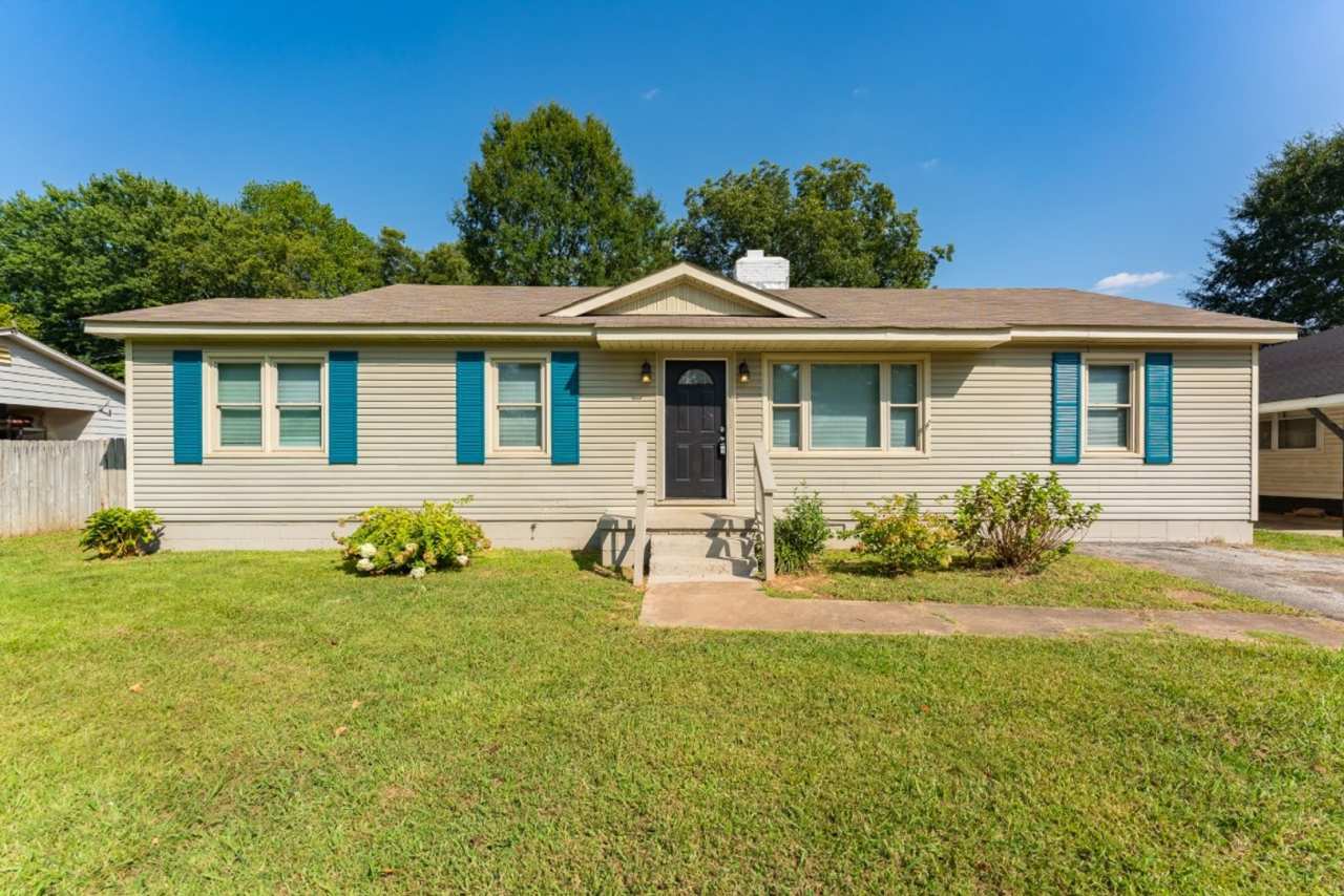 Move-In Ready Comfort – 4 Bed, 2 Bath!