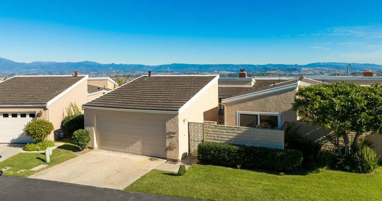 Gorgeously Updated 2 Bedroom Townhome with Amazing Views!