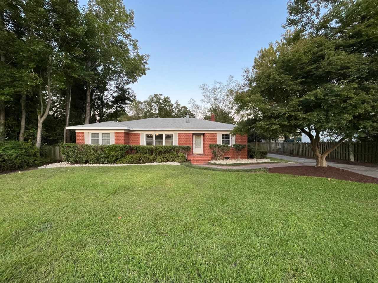 5bd/2ba NEWLY remodeled brick ranch home. NO CATS.