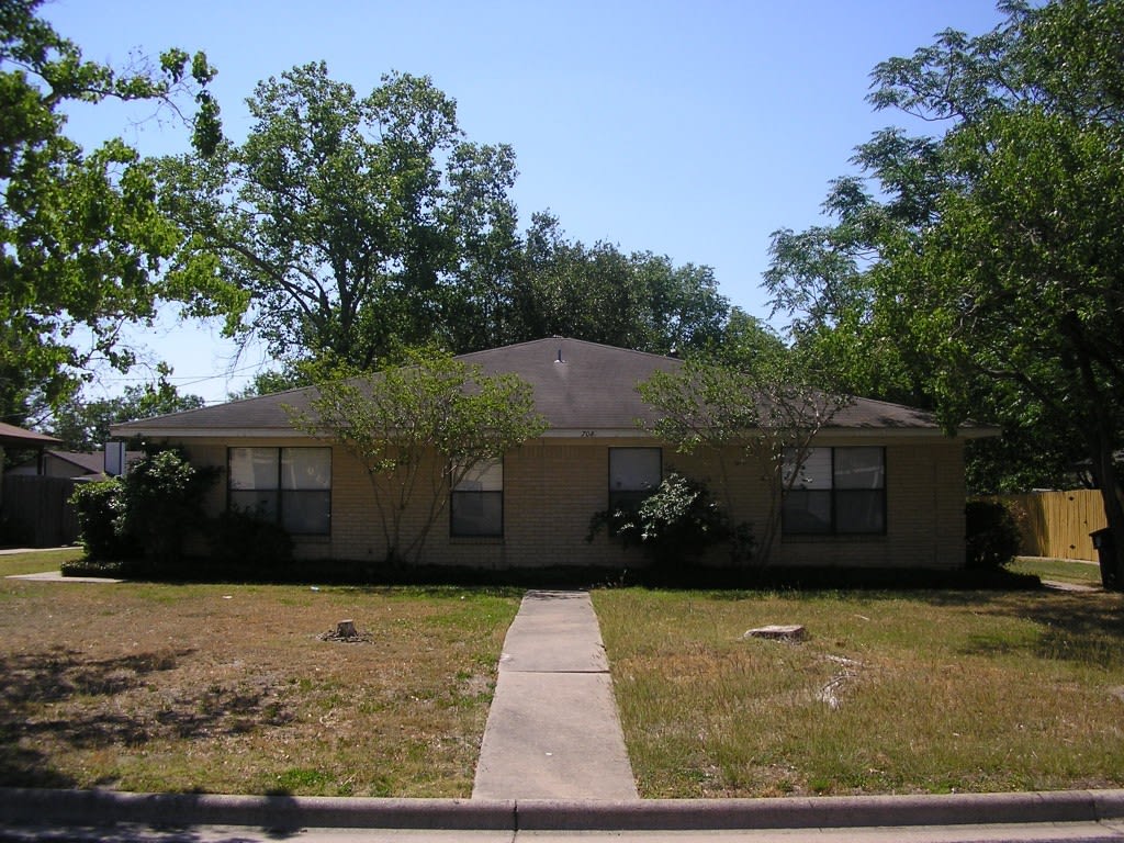 College Station - 2 bedroom / 2 bath / fenced in yard / Duplex close to TAMU!!