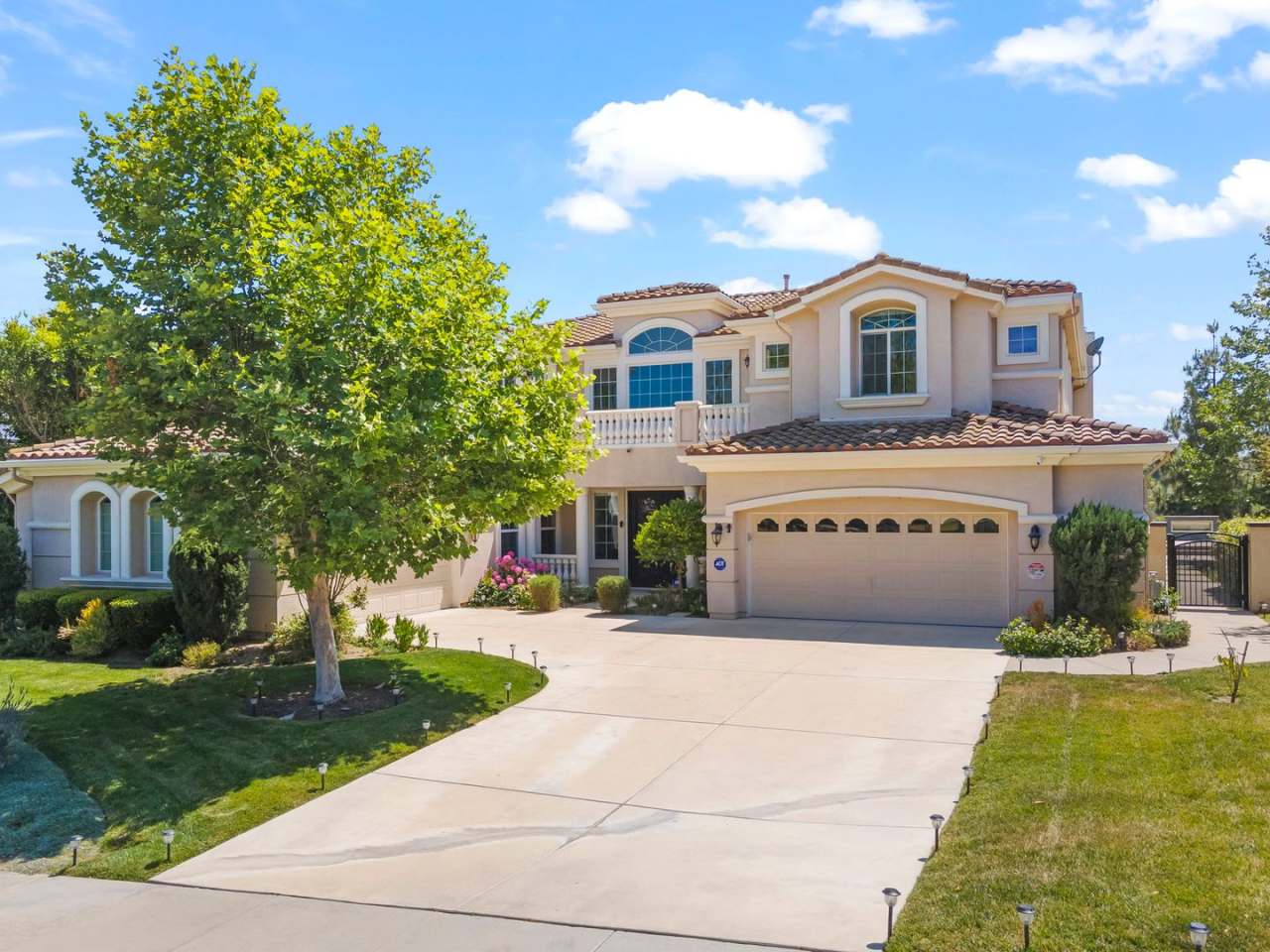 Exquisite Luxury Living in the Moorpark Country Club Estates