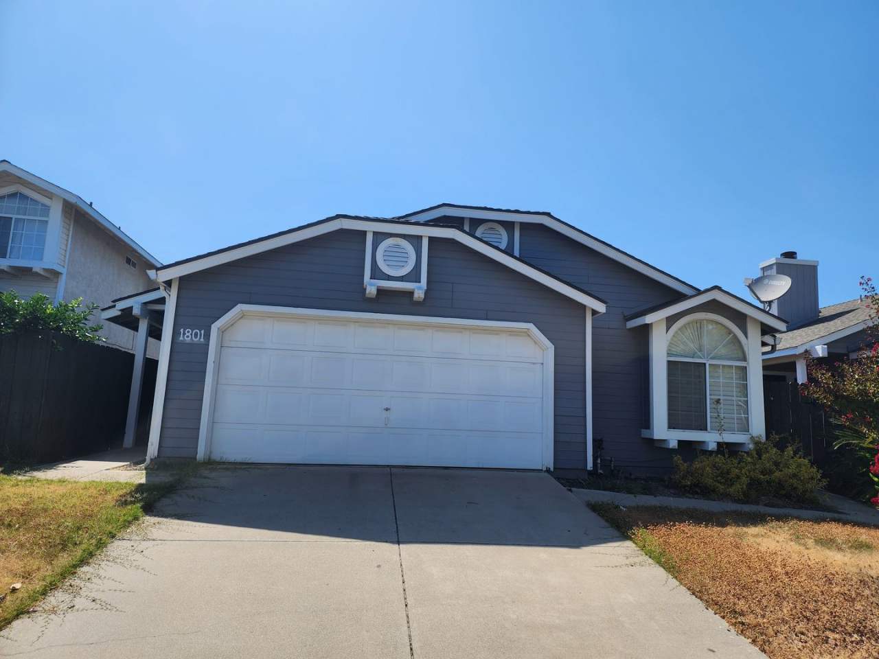 3 Bedroom 2 Bath in HOA Community with Community Pool- Oxford Place neighborhood!