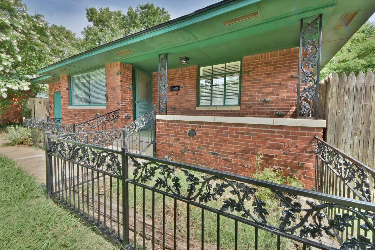 Nice 2 Bed 1 Bath w/2nd Living Area (could be used as bedroom) in The Village - Refrigerator Included