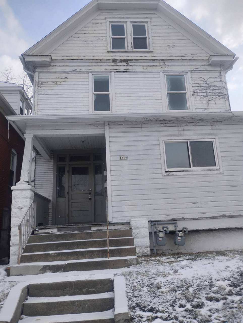 1800 Victoria Avenue - 2