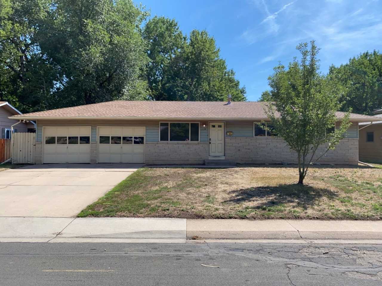 STUDENTS WELCOME! Sprawling Ranch Home w/ Large Fenced Yard