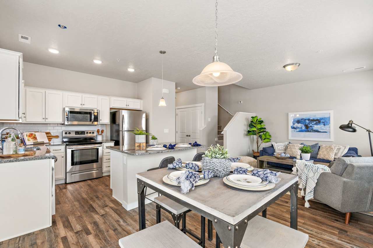 Sunnyvale Village - HOLIDAY MOVE-IN SPECIAL: GET 1 MONTH FREE!